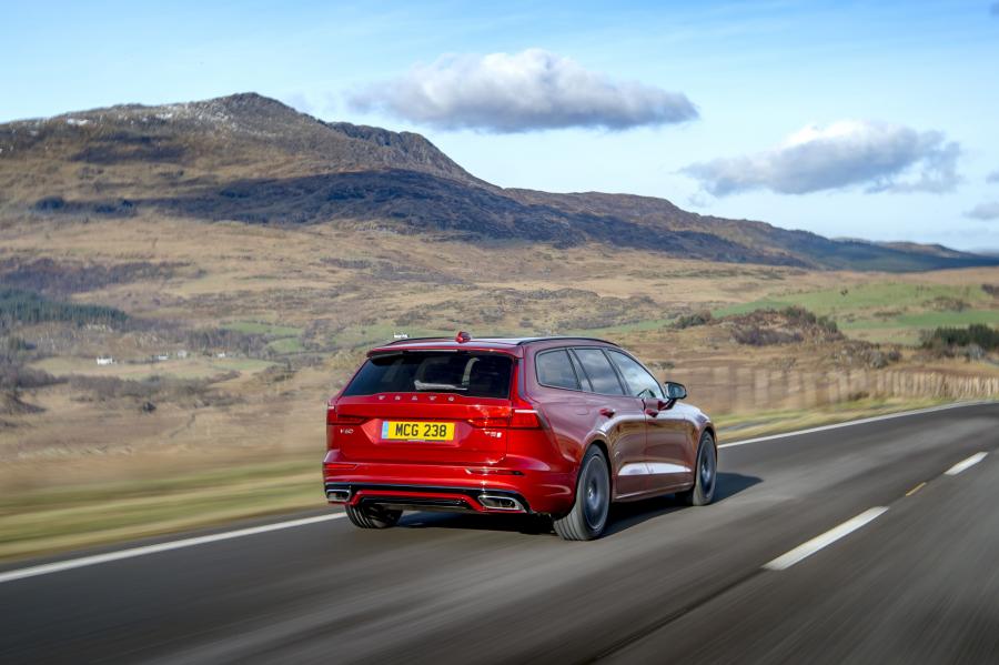  Volvo V60 T5 R-Design 2018 года  (UK) (фото 6 из 40)